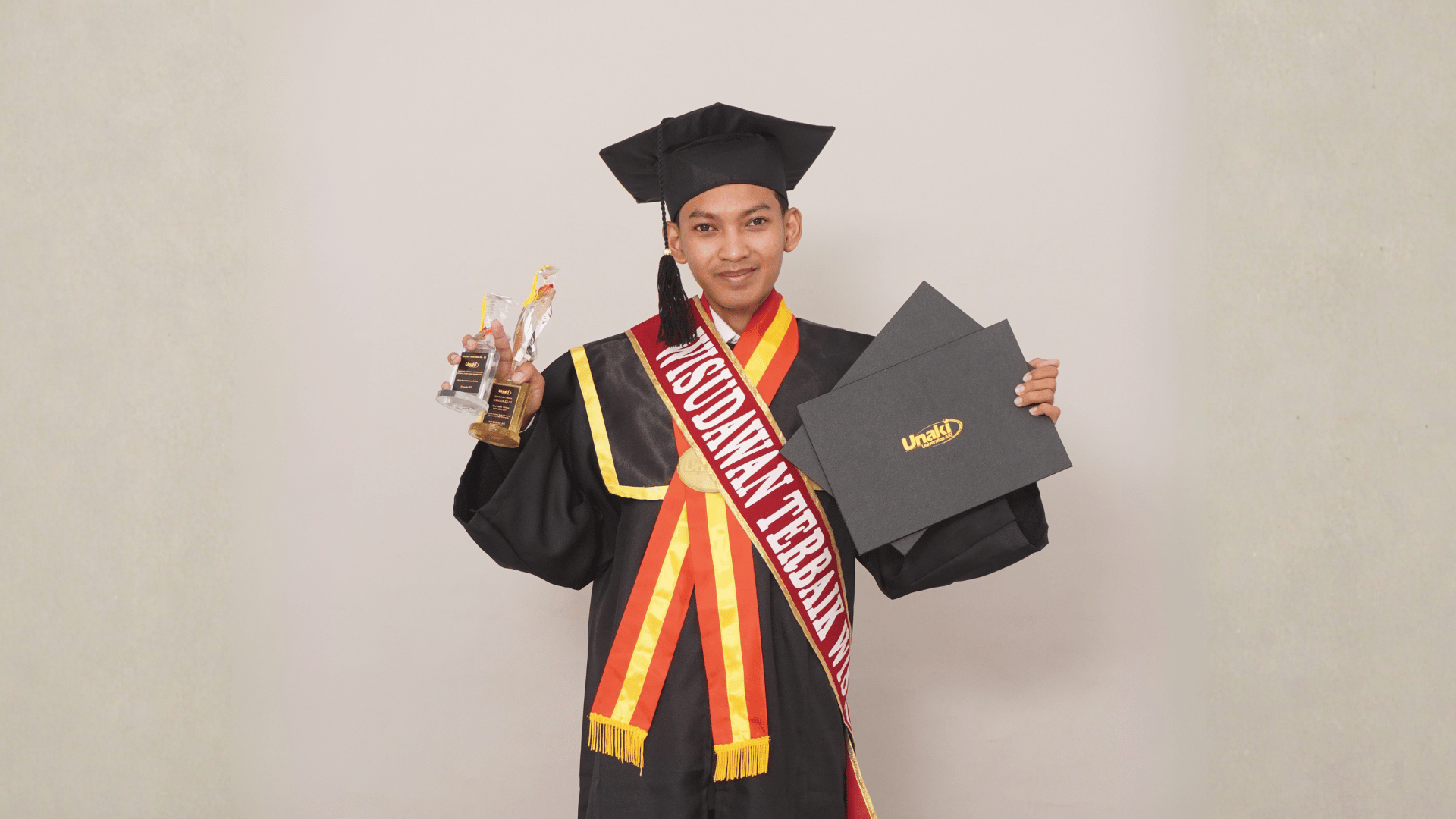 Wisudawan Terbaik - Meraih predikat Wisudawan Terbaik tingkat universitas berkat konsistensi pencapaian akademik, kontribusi aktif di organisasi, dan keterlibatan dalam kegiatan teknologi kampus. (2025)